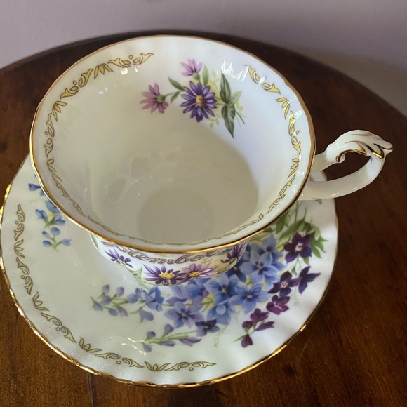 E&R Golden Crown Bone China tea cup and saucer. - Picture 3 of 7